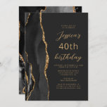 Invitación Black Gold Agate Slate Script 40 cumpleaños<br><div class="desc">El borde izquierdo de esta elegante y moderna invitación a la fiesta de cumpleaños cuenta con un borde de batida de color negro adornado con un purpurina de imitación de oro. El texto de personalizable combina secuencias de comandos de color dorado y fuentes sans serif en un fondo negro de...</div>