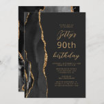 Invitación Black Gold Agate Slate Script 90 cumpleaños<br><div class="desc">El borde izquierdo de esta elegante y moderna invitación a la fiesta de cumpleaños cuenta con un borde de batida de color negro adornado con un purpurina de imitación de oro. El texto de personalizable combina secuencias de comandos de color dorado y fuentes sans serif en un fondo negro de...</div>