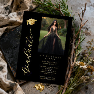 Invitación Black & Gold Dramatic Grad Cap Photo & Calligraphy
