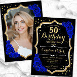 Invitación Black Gold Royal Blue Photo 50 cumpleaños<br><div class="desc">Elegante invitación floral de 50 años con tu foto al fondo de la tarjeta. Diseño de color negro y azul real con oro falso purpurina. Incluye rosas azules de zafiro, fuente de guión y confeti. Perfecto para un elegante fiesta de celebración de cumpleaños. Personaliza con tus propios detalles. ¡Se puede...</div>