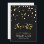 Invitación Black & Gold Simple Setenty 70th Birthday Party In<br><div class="desc">Celebra tu día especial con esta mínima invitación de cumpleaños número 70. Este diseño presenta un elegante guión con letras "Setenty" con confeti en forma de hexágono con una combinación de color negro y oro. Más diseños disponibles en mi tienda BaraBomDesign.</div>