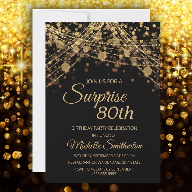 Invitación Black Gold String Lughts Surprise Cumpleaños 80 (Surprise 80th birthday party invitation with gold glitter on a black background)