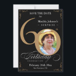 Invitación Black Gold Surprise 60th Birthday Save The Date<br><div class="desc">Black Gold Surprise 60th Birthday Save The Date Invitation. Una celebración especial de cumpleaños elegantemente diseñada salva la fecha con una foto personalizado de la persona de cumpleaños y caligrafía de guión con elementos florecientes de época. Lo suficientemente sencillo para adaptarse a una variedad de temas y colores. ¿Necesitas ayuda?...</div>