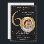 Invitación Black Gold Surprise 60th Birthday Save The Date<br><div class="desc">Black Gold Surprise 60th Birthday Save The Date Invitation. Una celebración especial de cumpleaños elegantemente diseñada salva la fecha con una foto personalizado de la persona de cumpleaños y caligrafía de guión con elementos florecientes de época. Lo suficientemente sencillo para adaptarse a una variedad de temas y colores. ¿Necesitas ayuda?...</div>
