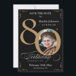 Invitación Black Gold Surprise 80th Birthday Save The Date<br><div class="desc">Black Gold Surprise 80th Birthday Save The Date Invitation. Una celebración especial de cumpleaños elegantemente diseñada salva la fecha con una foto personalizado de la persona de cumpleaños y caligrafía de guión con elementos florecientes de época. Lo suficientemente sencillo para adaptarse a una variedad de temas y colores. ¿Necesitas ayuda?...</div>