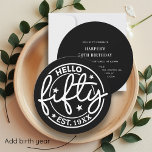 Invitación Black Hello Fifty 50th Birthday<br><div class="desc">Celebre un fabuloso cumpleaños número 50 con una invitación elegante que presenta una atractiva tipografía blanca atrevida con audacia contra un elegante fondo negro. El frente anuncia orgullosamente "Hola Cincuenta", invitando a los invitados a unirse a la diversión. Personalízalo más añadiendo tu año de nacimiento, haciéndolo único tuyo. Al revés,...</div>