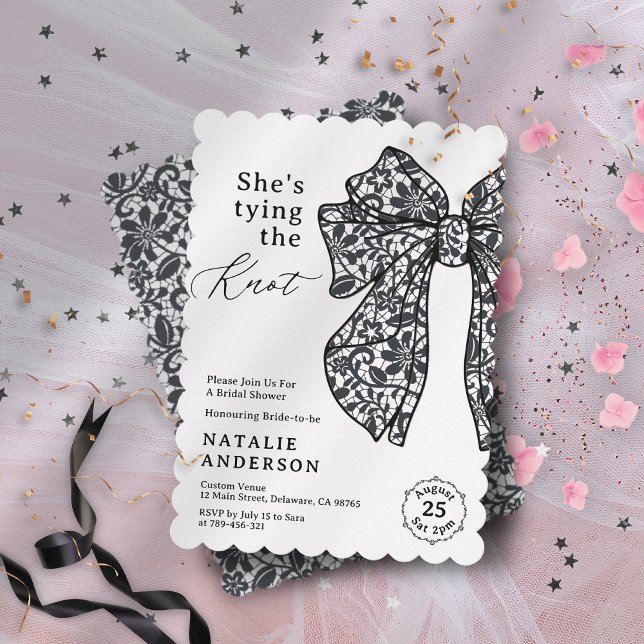 Invitación Black Lace Bow está atando la ducha nupcial Knot (Black Lace Bow She's tying the Knot Bridal Shower Invitation)