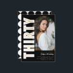 Invitación Black Modern Arch Photo THIRTY 30 Birthday Fiesta<br><div class="desc">Black Modern Arch Foto TREINTA Invitación a la fiesta de cumpleaños número 30. Este elegante diseño presenta un fondo negro que se puede cambiar a cualquier color, un marcador de posición de fotos en arco que se puede reemplazar fácilmente con el propio, 'THIRTY' en negrita sans-serif con Relieve metalizado falso...</div>