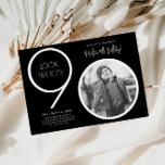 Invitación Black Modern Photo 90th Birthday Invitation<br><div class="desc">Celebra tu cumpleaños 90 con estilo atemporal usando esta invitación de Look Who's 90! Con un diseño elegante y moderno, esta invitación es perfecta para los que prefieren la simplicidad con un toque de elegancia. Personalizable completo, puede añadir fácilmente los detalles de su fiesta para crear una invitación personal y...</div>