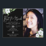 Invitación Black Photo Bat Mitzvah Silver Floral Watercolor<br><div class="desc">Estar orgulloso, regocijarse y mostrar este hito de su Bat Mitzvah favorito con esta sofisticada y personalizada invitación fotográfica! Una moda, impresionante, blanca y falsa purpurina plateada color de agua floral, imitación de la tipografía de la escritura de Relieve metalizado plateado y tipo serif blanco superponen un dramático fondo negro...</div>