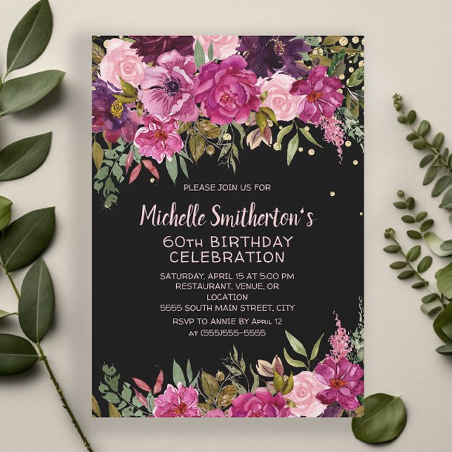 Invitación Black Pink Purple Floral Purpurina 60 cumpleaños (Black 60th birthday party invitation with pink and purple floral and gold glitter)