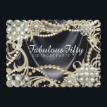 Invitación Black Satin Pearl Glamorosa fiesta de cumpleaños<br><div class="desc">Invitación a la fiesta de cumpleaños de perlas de marfil negro de una mujer con elegantes cordones de perlas y chillidos de perlas sobre un fondo de satén negro. Puede agregar sus detalles en el estilo de letra y en la redacción de su elección.</div>