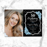 Invitación Black Silver Dusty Blue Photo 50 cumpleaños<br><div class="desc">Elegante invitación floral de 50 años con tu foto. Diseño azul claro y polvoriento de color negro brillante con una falsa plata purpurina. Incluye rosas azules, tipo de letra de guión y configuración. Perfecto para un elegante fiesta de celebración de cumpleaños. Personaliza con tus propios detalles. ¡Se puede personalizar para...</div>