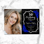 Invitación Black Silver Royal Blue Photo 50 cumpleaños<br><div class="desc">Elegante invitación floral de 50 años con tu foto. Diseño azul real negro de cristal con plata falsa purpurina. Incluye rosas azules de zafiro, fuente de guión y confeti. Perfecto para un elegante fiesta de celebración de cumpleaños. Personaliza con tus propios detalles. ¡Se puede personalizar para cualquier edad! Invitaciones Zazzle...</div>
