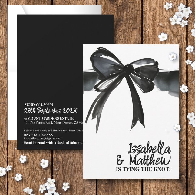 Invitación Black White Bow Tying El Boda De Moda De La Cinta  (Black White Bow Tying The Knot Ribbon Chic Wedding Invitation watercolor script modern elegant bold)