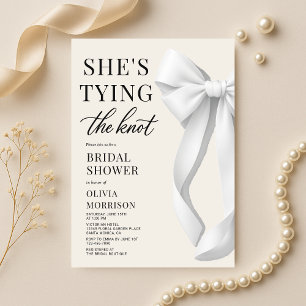 Invitación Blanca Ella Está Atando El Nudo Elegante Despedida