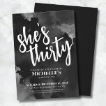Invitación Blanco Negro 30 años<br><div class="desc">Fun Girly Watercolor Negro Plata y Blanco Invitación de cumpleaños 30. ¡Puedes cambiarlo a cualquier año de cumpleaños! ¡30, 40, 50 o incluso para otros eventos! Celebremos que ella tiene treinta años con esta elegante pero chica blanca y negra o plateada invitación de cumpleaños treinta. Con un fondo negro y...</div>