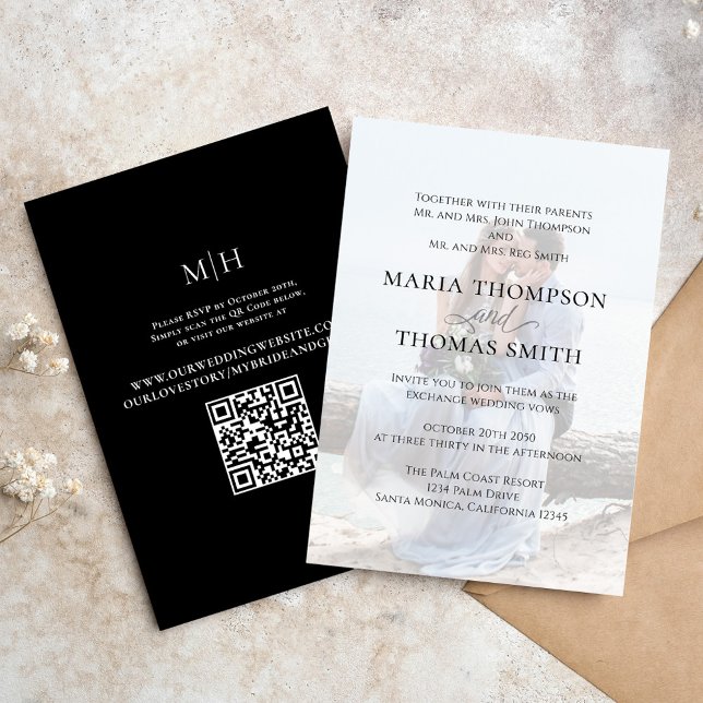 Invitación Blanco negro foto moderna simple elegante (Simple black and white photo wedding invitation with scannable QR code. )