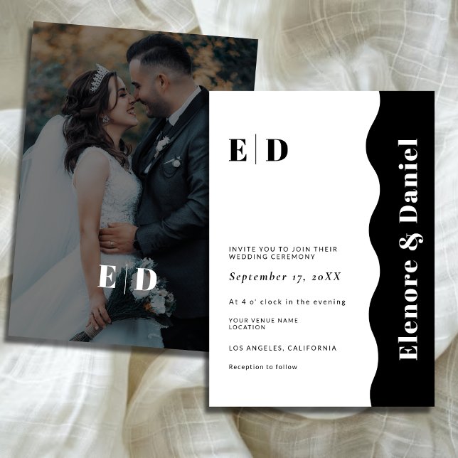 Invitación Blanco y negro | Boda fotográfico de ondas lateral (Black & White | Monogram Side Wave Photo Wedding Invitation)