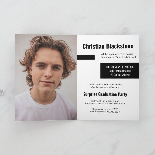 Invitación Bloques de graduación de tres fotografías en negro (Interior)