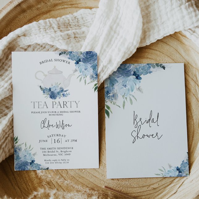 Invitación Blue Boho Floral Tea Fiesta Bridal Shower (Blue boho floral tea party bridal shower invitation featuring a white teapot.)