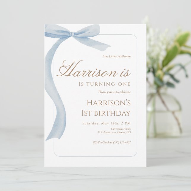 Invitación Blue Bow First Birthday Invitation Watercolor (Anverso de pie)
