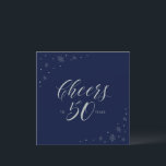 Invitación Blue Cheers de la Marina de Plata 50° Plaza de la<br><div class="desc">Celebremos su día especial con esta elegante invitación de fiesta de 50 años. Este diseño presenta la tipografía de moda plateada " Saludos a 50 años " y gráficos brillantes en un fondo azul marino oscuro. Se puede personalizar el texto y el color de fondo. En mi tienda BaraBomDesign hay...</div>