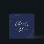 Invitación Blue Cheers de la Marina Plata Plaza Fiesta de cum<br><div class="desc">Celebremos su día especial con esta elegante invitación de cumpleaños número 30. Este diseño presenta la tipografía de moda plateada " Saludos a 30 años " y gráficos brillantes en un fondo azul marino oscuro. Se puede personalizar el texto y el color de fondo. En mi tienda BaraBomDesign hay disponibles...</div>