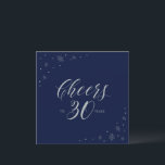 Invitación Blue Cheers de la Marina Plata Plaza Fiesta de cum<br><div class="desc">Celebremos su día especial con esta elegante invitación de cumpleaños número 30. Este diseño presenta la tipografía de moda plateada " Saludos a 30 años " y gráficos brillantes en un fondo azul marino oscuro. Se puede personalizar el texto y el color de fondo. En mi tienda BaraBomDesign hay disponibles...</div>