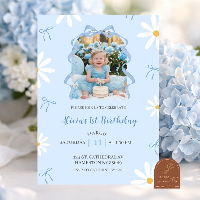 Invitación Blue Daisy Coquette Girl 1st Birthday with photo (Subido por el creador)