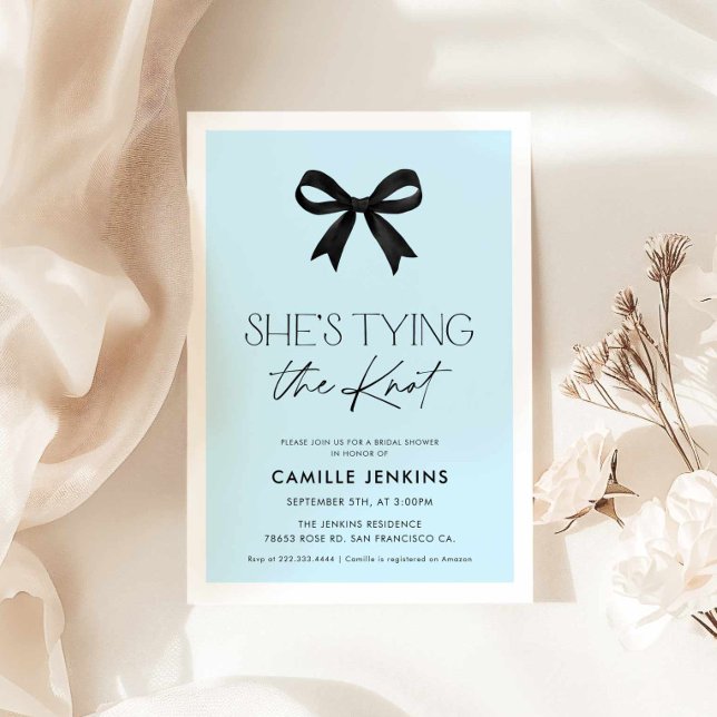 Invitación Blue está atando la ducha de novia de Knot Bow (Blue She's tying the knot bridal shower invite)