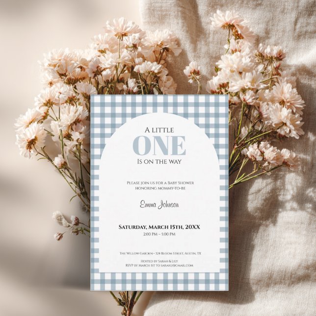 Invitación Blue Gingham Baby Shower for Boy (Blue gingham baby shower invitation with classic check pattern and modern typography for a baby boy.)