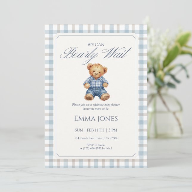 Invitación Blue Gingham We Can Bearly Wait baby shower (Anverso de pie)