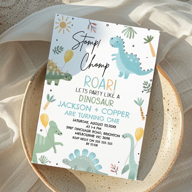 Invitación Blue Green Stomp Chomp Twins Dinosaur 1er cumpleañ (Twin Boys Stomp Chomp Roar Party Like Dinosaur Birthday Invitation Dino 1st Birthday Invitation Twin)