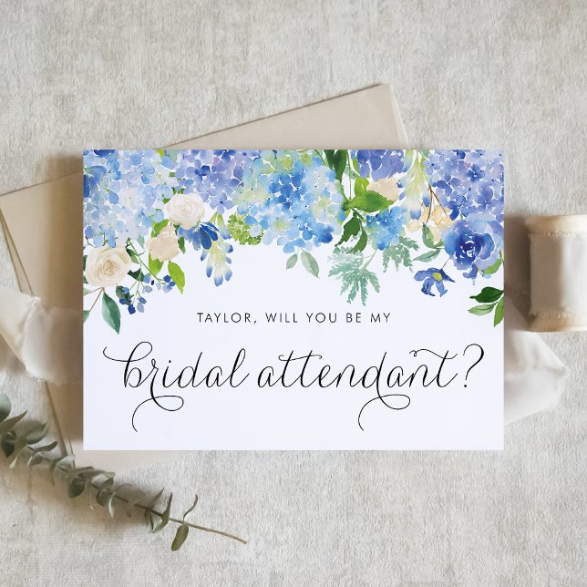 Invitación Blue Hydrangea y White Rose Bridal Attendre (Elegant blue hydrangea and white rose card to ask someone to be your bridal attendant.)