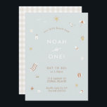 Invitación Blue Kids Beach Pool Fiesta Tema Cumpleaños<br><div class="desc">Si tu pequeño se desplaza por la arena y el mar,  el único camino es un fiesta de playa. Bonito ‘n’ neutro,  personalizable y completo con un respaldo de gingham,  muy lindo! Compra nuestra colección de Beach Club hoy ☀️ ⛱️</div>