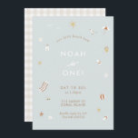 Invitación Blue Kids Beach Pool Fiesta Tema Cumpleaños<br><div class="desc">Si tu pequeño se desplaza por la arena y el mar,  el único camino es un fiesta de playa. Bonito ‘n’ neutro,  personalizable y completo con un respaldo de gingham,  muy lindo! Compra nuestra colección de Beach Club hoy ☀️ ⛱️</div>