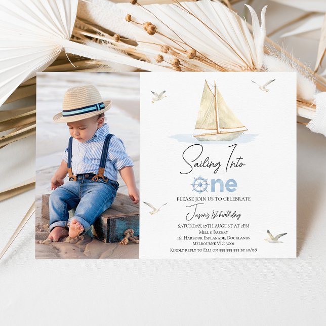 Invitación Blue Sail Boat Photo Vela En Un Primer Cumpleaños (Simple Sailing into One 1st Birthday Invitation Boy, Photo Nautical Themed First Birthday Invite)
