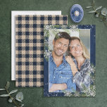 Invitación Blue Silver Wind Wood Plaid Rustic Photo Boda<br><div class="desc">Cree la invitación perfecta para bodas con este moderno diseño rústico de invierno. Este diseño de moda presenta madera azul marino, copos de nieve de purpurina plateado que caen sobre la vegetación de la fibra acuática, con tipografía de escritura con letras a mano y luces de cuerda brillantes. La parte...</div>