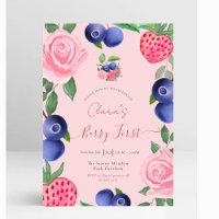 Blueberries y fresas enmarcadas con rosas rosas ro