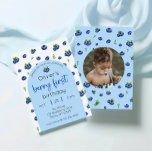 Invitación Blueberry 1ᵉʳ Birthday Berry First Photo<br><div class="desc">Haga que el fiesta de primer cumpleaños de su bebé sea inolvidable con esta adorable invitación fotográfica con temática de arándano azul. La única ranura para fotos en la parte posterior de la tarjeta le permite mostrar los momentos dulces de berry de su hijo. ¡Es hora de una fiesta de...</div>
