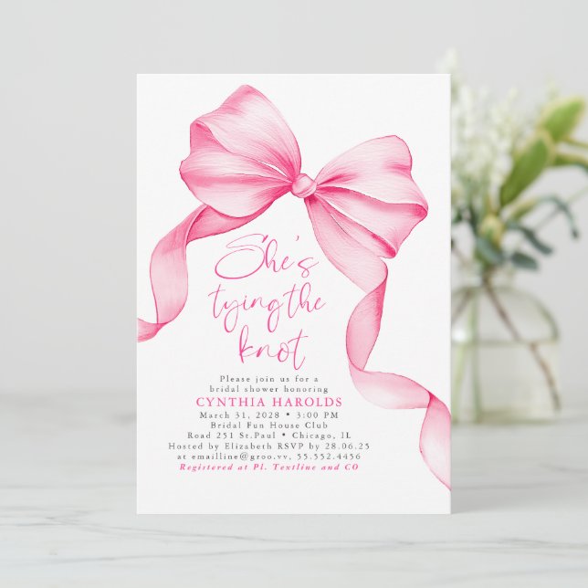 Invitación Blush Pink Bow She's Tying the Knot Bridal Shower (Anverso de pie)