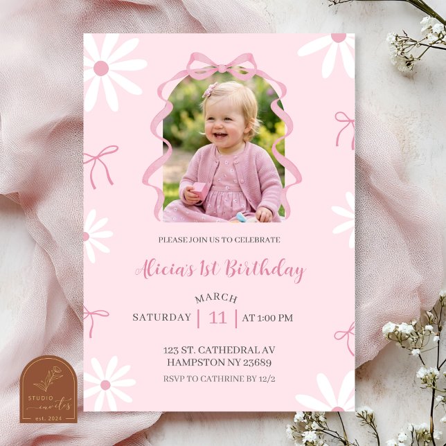 Invitación Blush Pink Daisy Bow Girl 1st Birthday with photo (Subido por el creador)