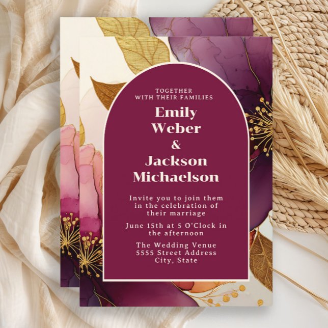Invitación Boda audaz del arco floral de Pluma Dorada de Borg (Burgundy, plum and gold alcohol ink floral wedding invitation with an arch-shaped frame and border.)