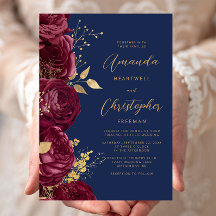 Boda azul marino con flores de Borgoña y escritura