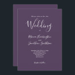 Invitación Boda blanco morado minimo moderno<br><div class="desc">Esta tarjeta de Invitación a la Boda, de diseño sencillo, presenta un diseño tipográfico elegante, moderno y minimalista con un esquema de color púrpura. Listo para su personalizar con los detalles de su día de boda especial. Por favor, navegue por la elegante suite Boda minimalista moderna púrpura para ver los...</div>