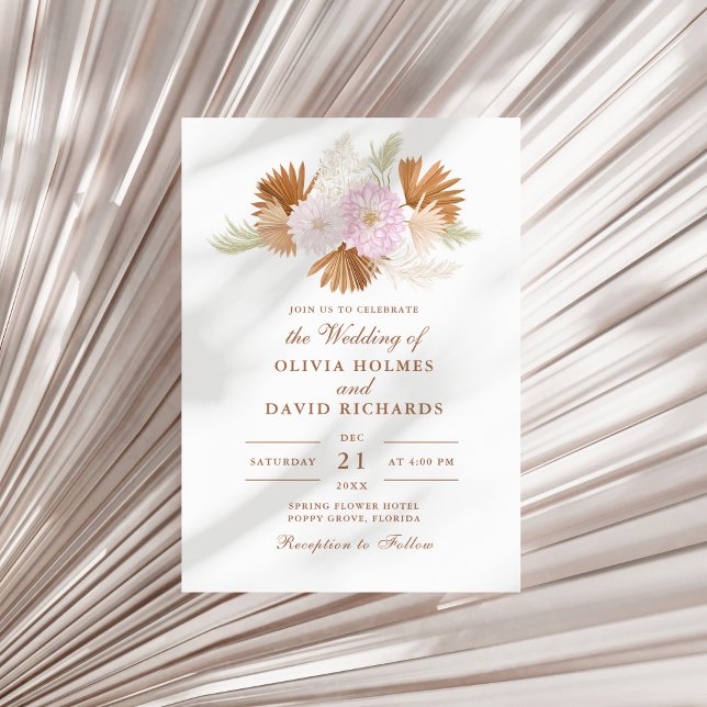 Invitación Boda Boho de Terracota con Hierba de Pampas y Flor (Boho Terracotta Pampas Grass and Flowers Wedding Invitation on a sunny neutral dry palm leaf.)