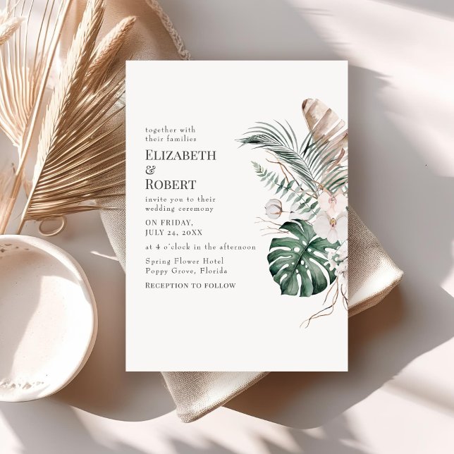 Invitación Boda Boho Tropical Orquídea y Monstera (Boho Tropical Orchid and Monstera Wedding Invitation on neutral boho table.)