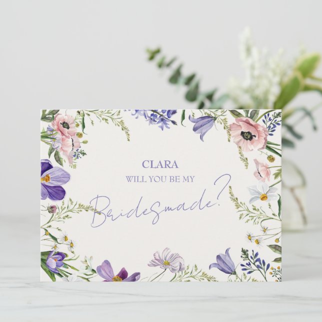 Invitación Boda bordeada de flores moradas y cremaNovia hecha (Anverso de pie)