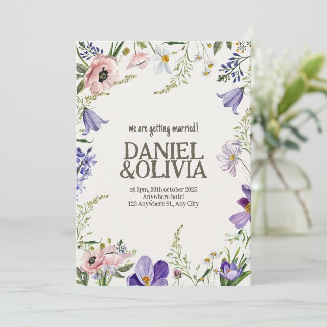 Invitación Boda bordeado por la flor morada y crema (Anverso de pie)